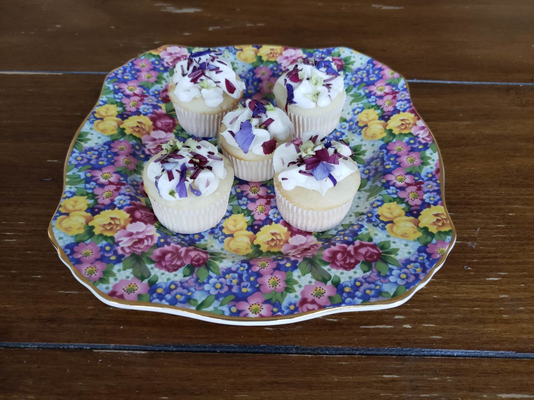 QUICK AND EASY NAKED CAKE WITH EDIBLE FLOWERS - The ...